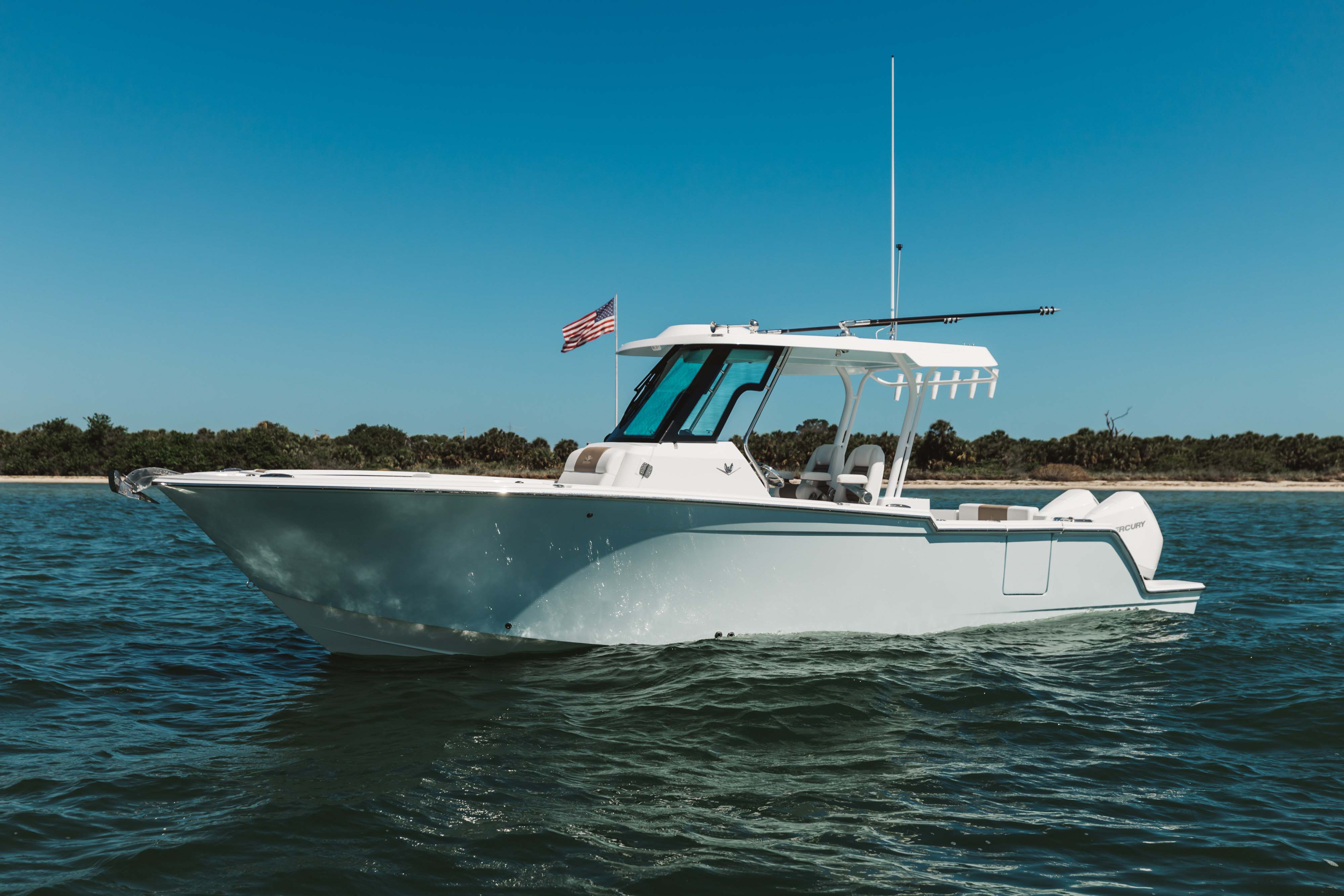 Bertram Yachts_28CC_Profile 01